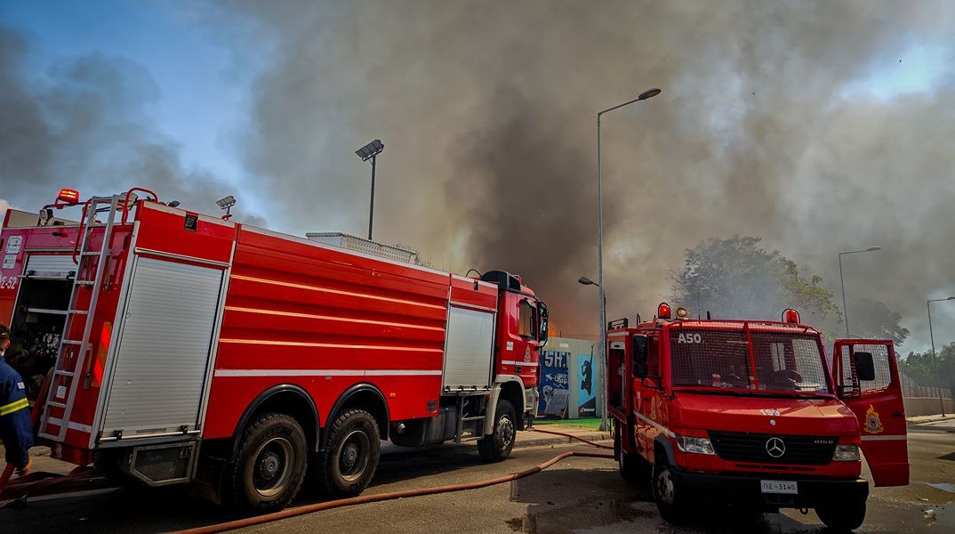 Ρέντη: Βελτιωμένη η εικόνα της φωτιάς που ξέσπασε σε οικόπεδο με σκουπίδια και λάστιχα