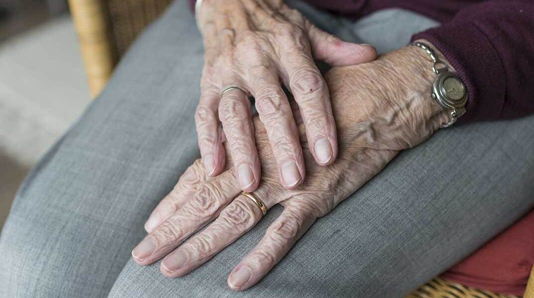 Συνταξιούχος με σταυρωμένα τα χέρια στα πόδια