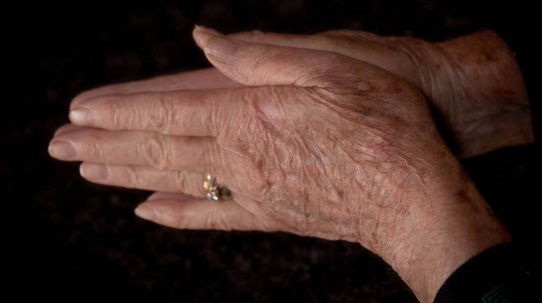 Ηλικιωμένη έχει ενώσει τις παλάμες των χεριών της