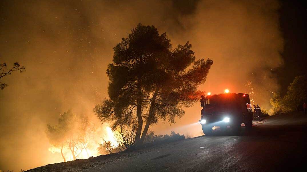 Ολονύχτια μάχη με τη φωτιά δίνουν οι πυροσβέστες