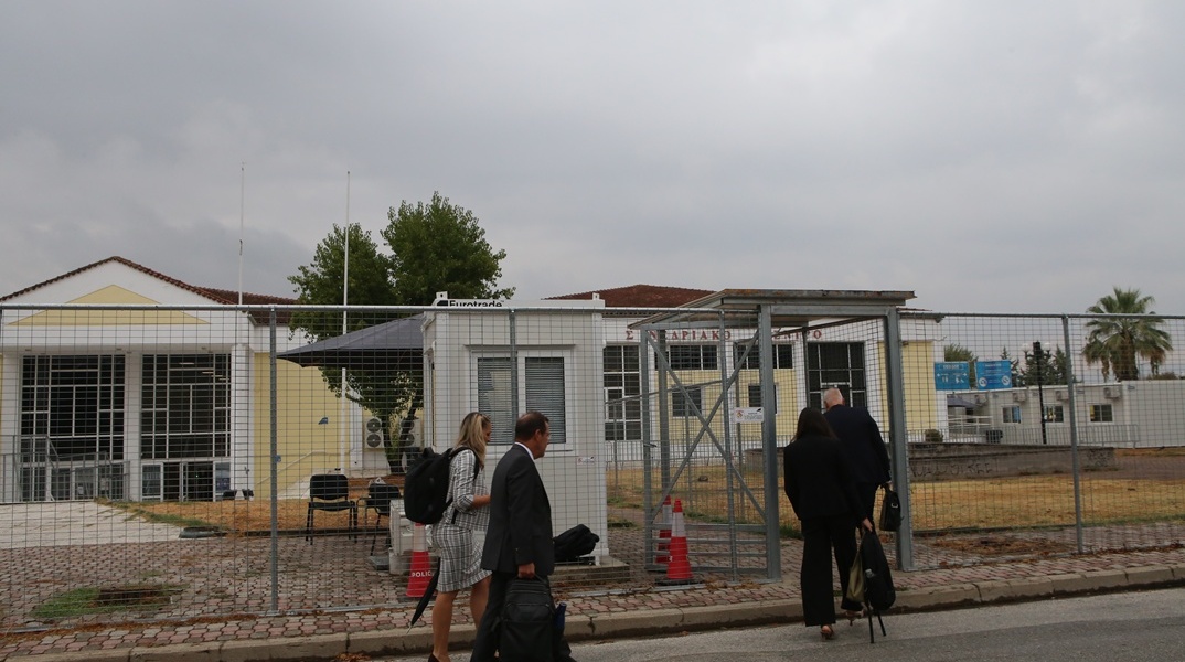 Στιγμιότυπο από το κτιριο όπου εκδικάζεται η υπόθεση στα Τέμπη