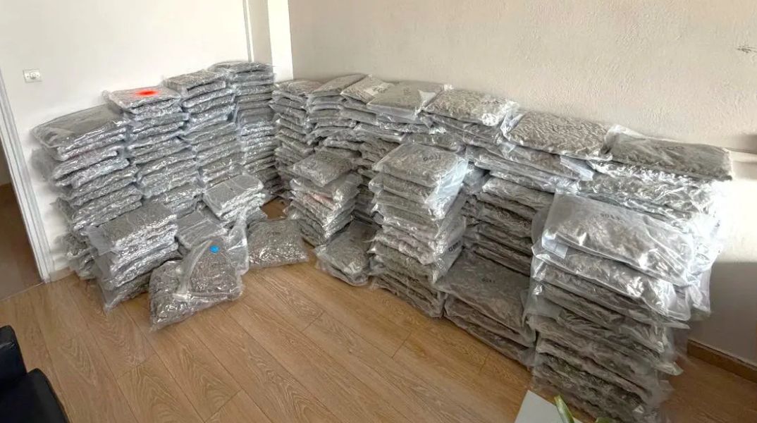 Πάνω από 300 κιλά κάνναβης εκτιμώμενης αξίας άνω των 1,2 εκατ. ευρώ εντοπίστηκαν σε φορτηγό στον Λιμένα Ηγουμενίτσας, με έναν 36χρονο οδηγό να συλλαμβάνεται.