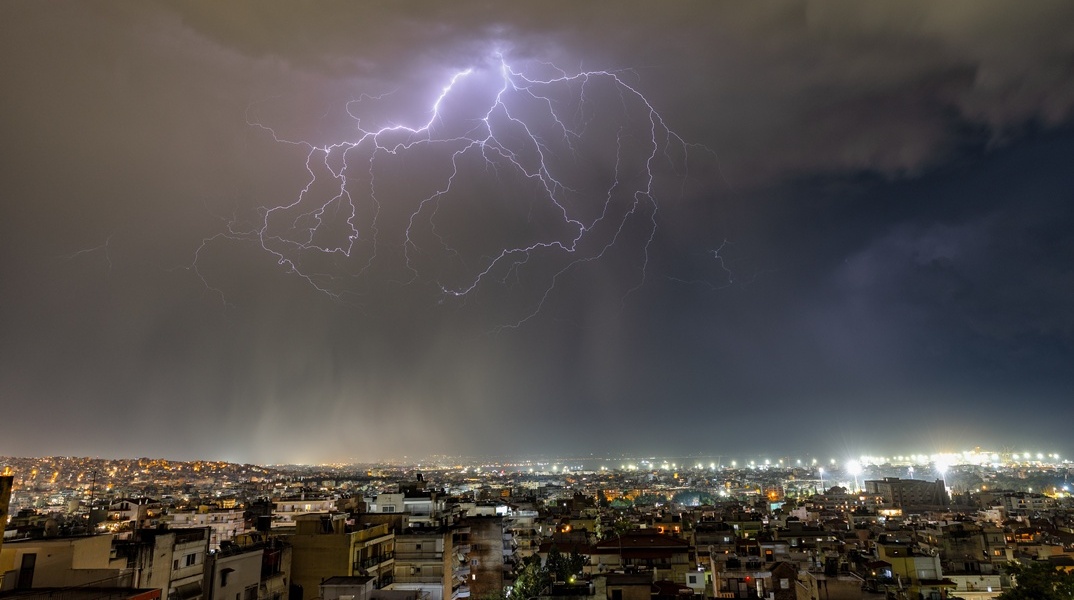 Αστραπή στον νυχτερινό ουρανό της Θεσσαλονίκης
