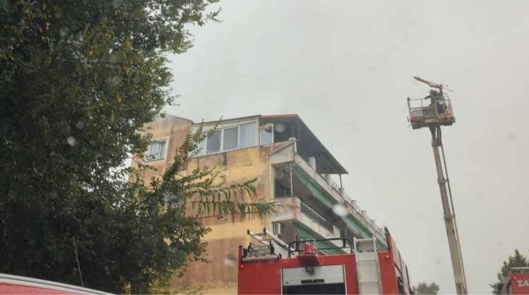 Ισχυρή νεροποντή και χαλαζόπτωση έπληξαν την Κέρκυρα, προκαλώντας φωτιά σε δώμα από κεραυνό και προβλήματα στις αεροπορικές μετακινήσεις.