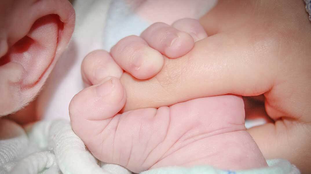 Βρέφος κρατά το δάχτυλο του γονέα