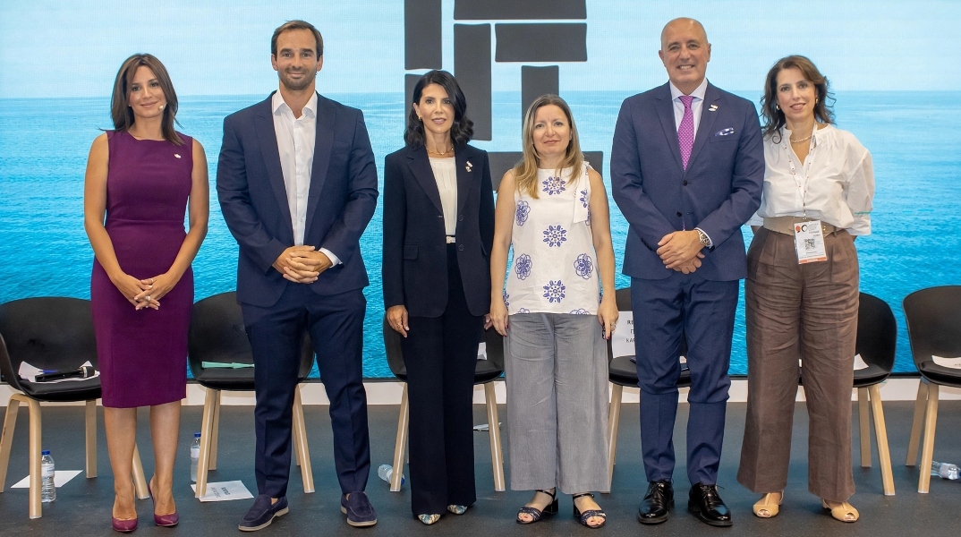 Aπό αριστερά: Νίκη Λυμπεράκη, Άρης Αγγελής, Θωμαΐς Κωνσταντοπούλου, Παυλίνα Καρασιώτου, Δημήτρης Παπαγεωργίου, Άντζελα Νίκολη