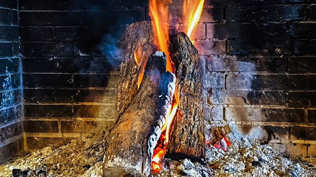 Καυσόξυλα καίγονται σε τζάκι
