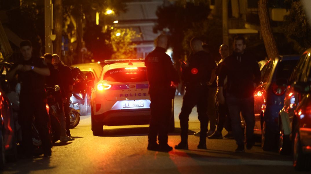 Έληξε το θρίλερ στη Νίκαια: Η Αστυνομία μπήκε στο διαμέρισμα όπου ο 49χρονος κρατούσε όμηρο τη σύζυγό του