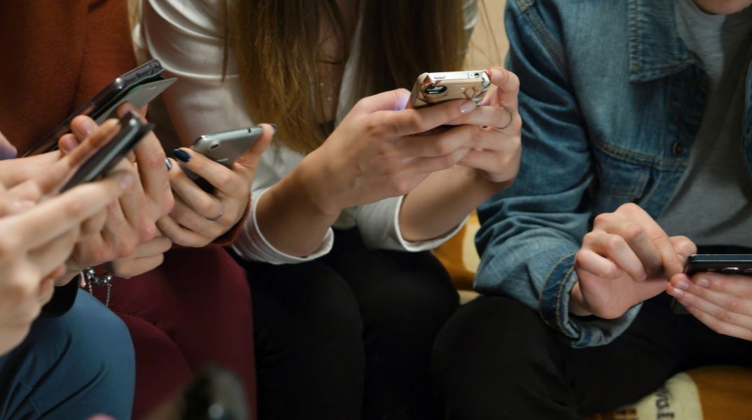 Έφηβοι και social media: Σημαντική άνοδο σημειώνει η προβληματική χρήση των μέσων κοινωνικής δικτύωσης στους νέους, σύμφωνα με νέα επιστημονική έκθεση.