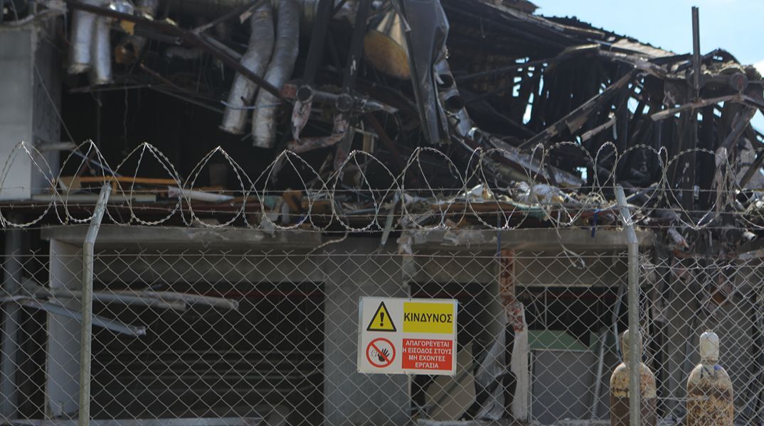 Στο νοσοκομείο για έλεγχο δύο άνδρες που εκτελούσαν εργασίες στο πρώην θέατρο Μπάντμιντον