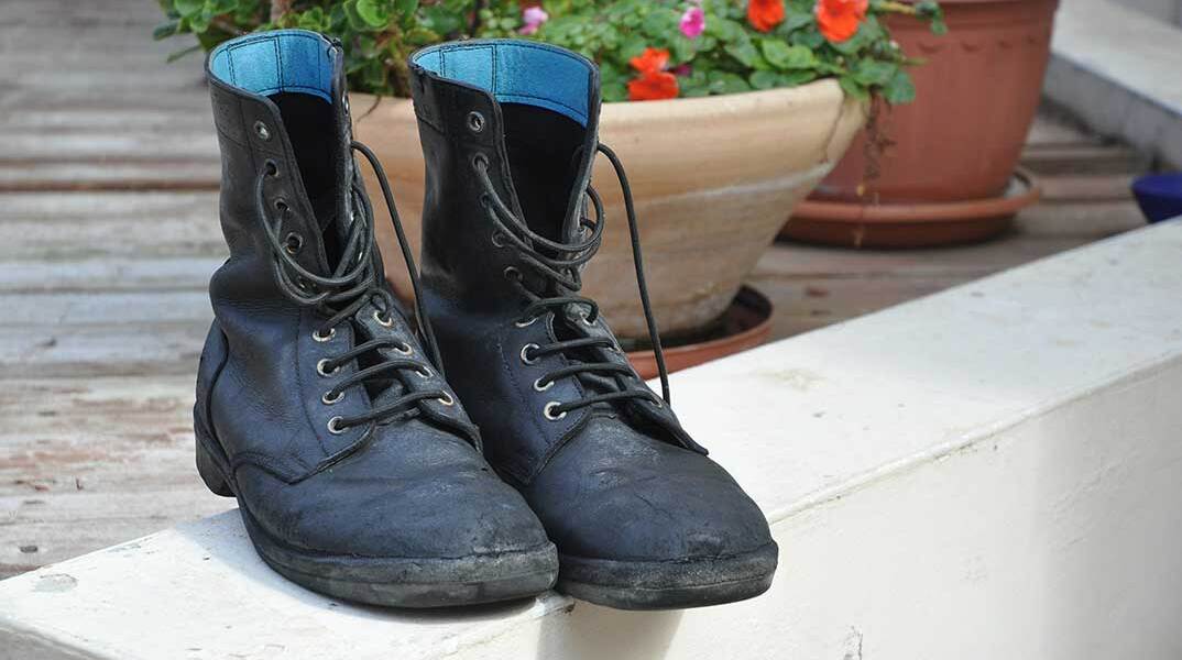 Στρατιωτικές μπότες στην αυλή κατοικίας