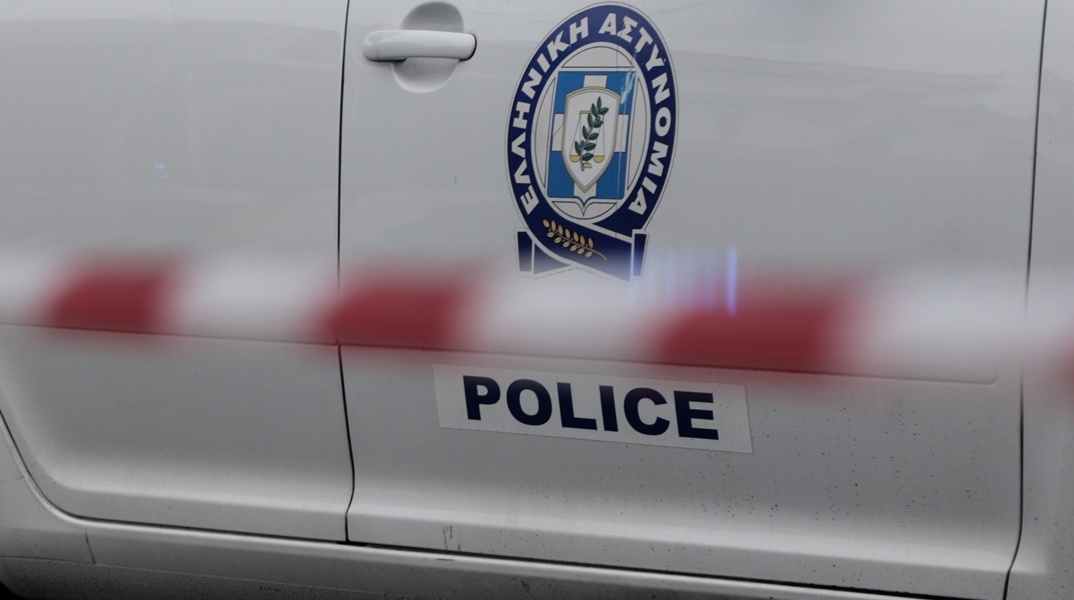 Περιπολικά της ΕΛ.ΑΣ. και κορδέλα της αστυνομίας