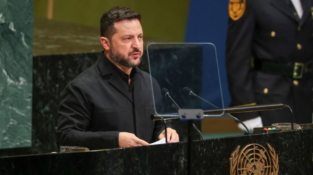 Ο Βολοντίμιρ Ζελένσκι απέρριψε κατηγορηματικά το ενδεχόμενο επίσκεψης στη Μόσχα για διαπραγματεύσεις με τον Πούτιν, απαντώντας σε Ρώσο δημοσιογράφο στον ΟΗΕ.