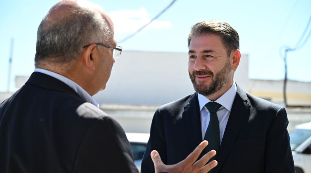 ΠΑΣΟΚ-ΚΙΝΑΛ: Επίσκεψη στη Σαντορίνη πραγματοποιεί ο Νίκος Ανδρουλάκης, προτείνοντας φορολογικά κίνητρα, ενίσχυση υποδομών και ειδικό λογαριασμό ΦΠΑ.
