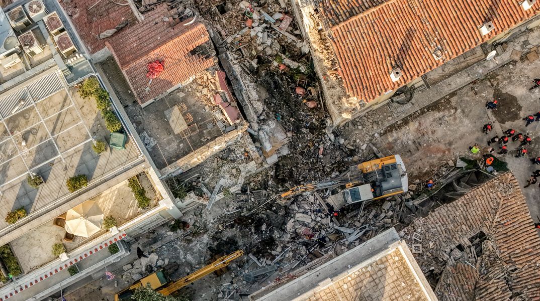 Έκρηξη στην Πλάκα: Βρέθηκε γυναικεία τσάντα με έγγραφα της Αμερικανίδας τουρίστριας - Αναζητούνται 6 άτομα