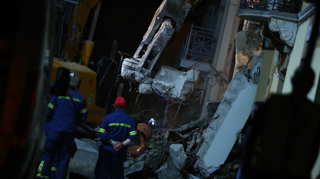 Έκρηξη στην Πλάκα: Ανασύρθηκε νεκρή μία γυναίκα, αγωνία για τους 5 αγνοούμενους