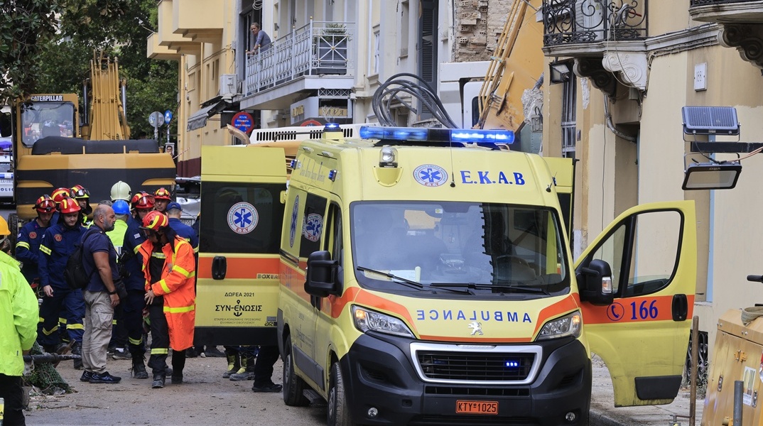 Ασθενοφόρο στο σημείο της κατάρρευσης του κτιρίου στην Πλάκα
