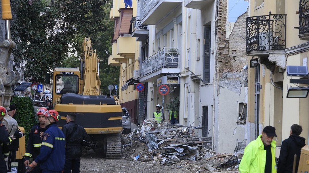 Το σημείο όπου επιχειρούν σωστικά συνεργεία για τον εντοπισμό αγνοουμένων από την έκρηξη σε κτίριο της οδού Λυσικράτους στην Πλάκα