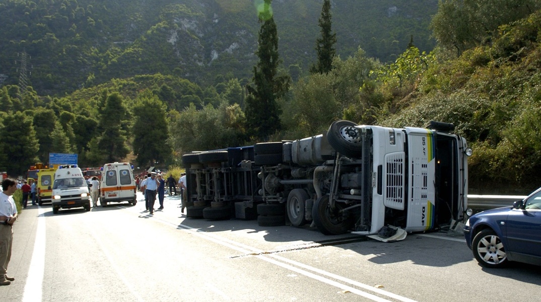 Το λεωφορείο στο οποίο επέβαιναν οι μαθητές μετά το τροχαίο δυστύχημα στο Πέταλο του Μαλιακού