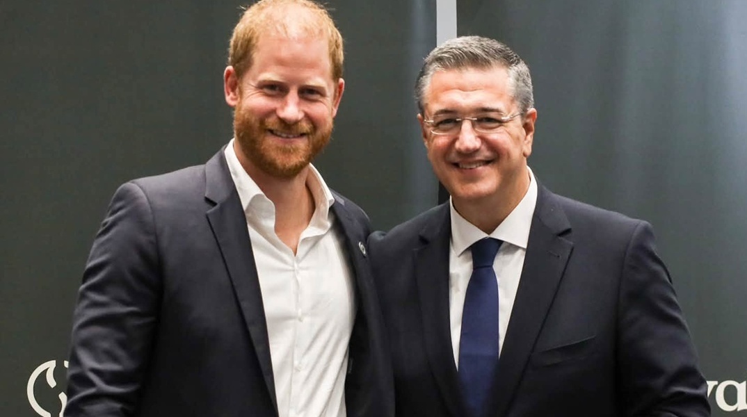 Ο Απόστολος Τζιτζικώστας με τον πρίγκιπα Χάρι