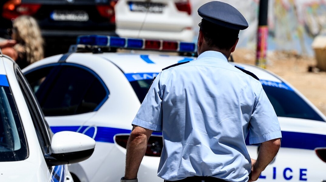 Αστυνομικός κατευθύνεται σε περιπολικό