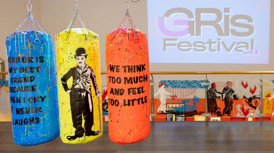 Το GRis Festival 2026 σε Αθήνα, Λονδίνο και Βερολίνο: θέατρο, μουσική, ποίηση και εικαστικά σε ένα πρόγραμμα σύγχρονου ελληνικού πολιτισμού.