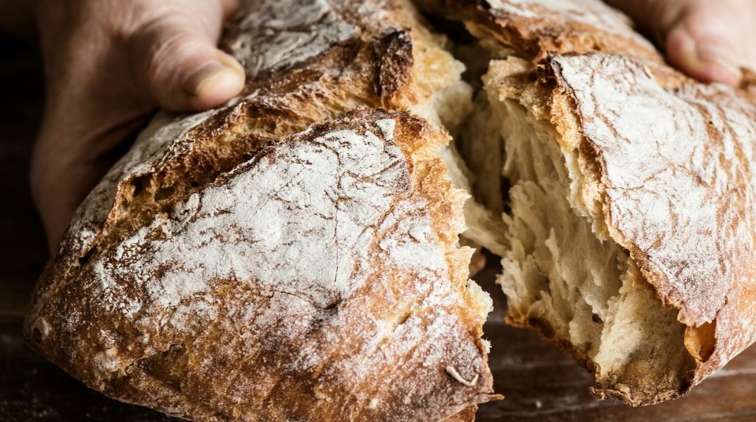 Ένα καρβέλι ψωμί προζυμένιας σίκαλης 60 δολαρίων στη Νέα Υόρκη προκαλεί σάλο στα social media, κινούμενο μεταξύ υψηλής αρτοποιίας και πολυτελούς μάρκετινγκ.