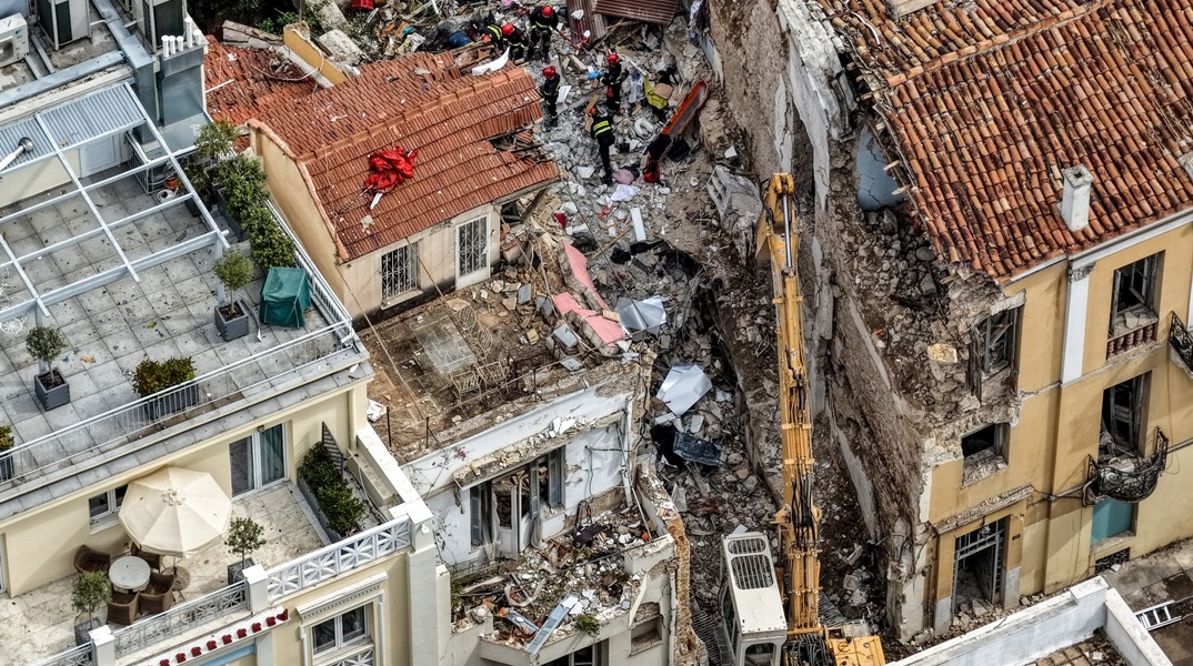 Το σημείο της κατάρρευσης του κτιρίου στην οδό Λυσικράτους στην Πλάκα