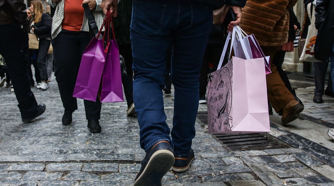 Πόσα ξοδεύουν οι Έλληνες για ρούχα και παπούτσια