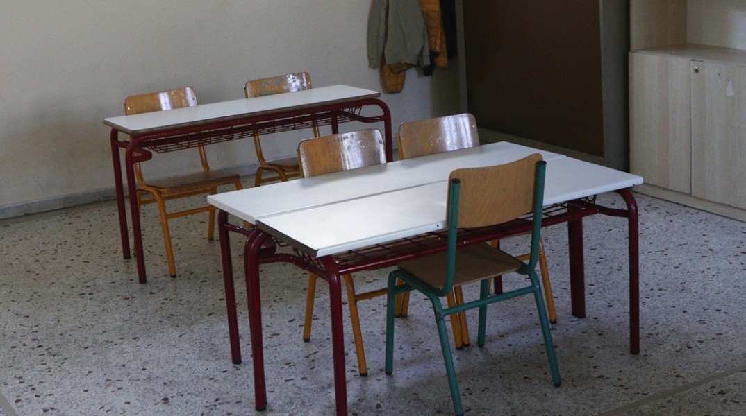 Θρανία σε σχολική αίθουσα