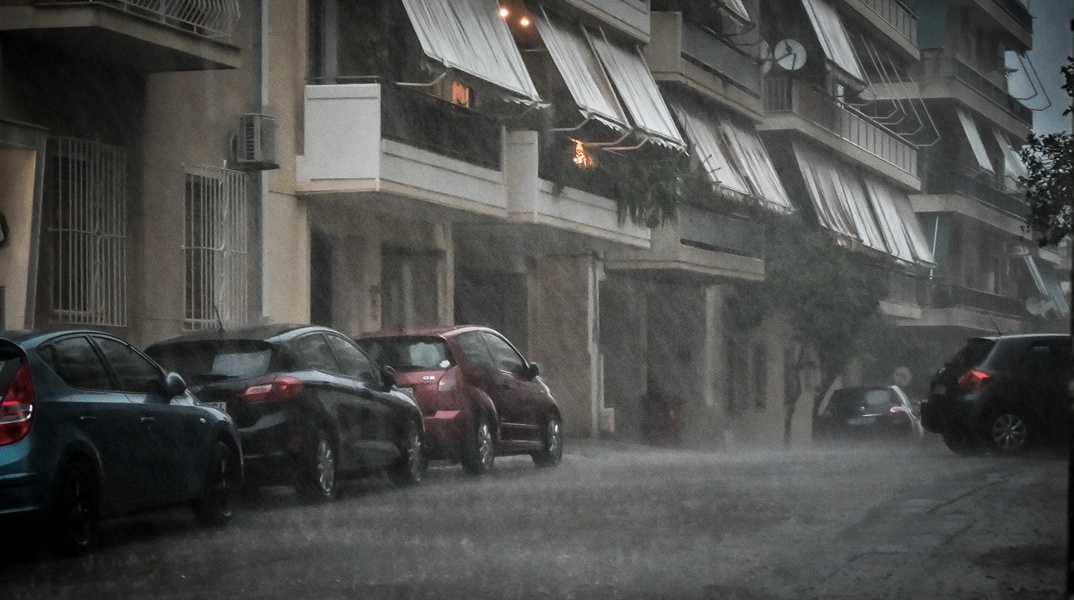 Δρόμος εν μέσω ισχυρής καταιγίδας