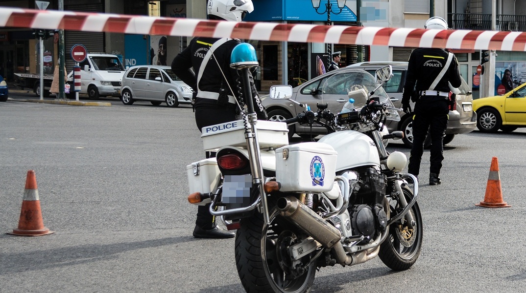 Μηχανή της ΕΛΑΣ έχει κλείσει δρόμο με κορδέλα