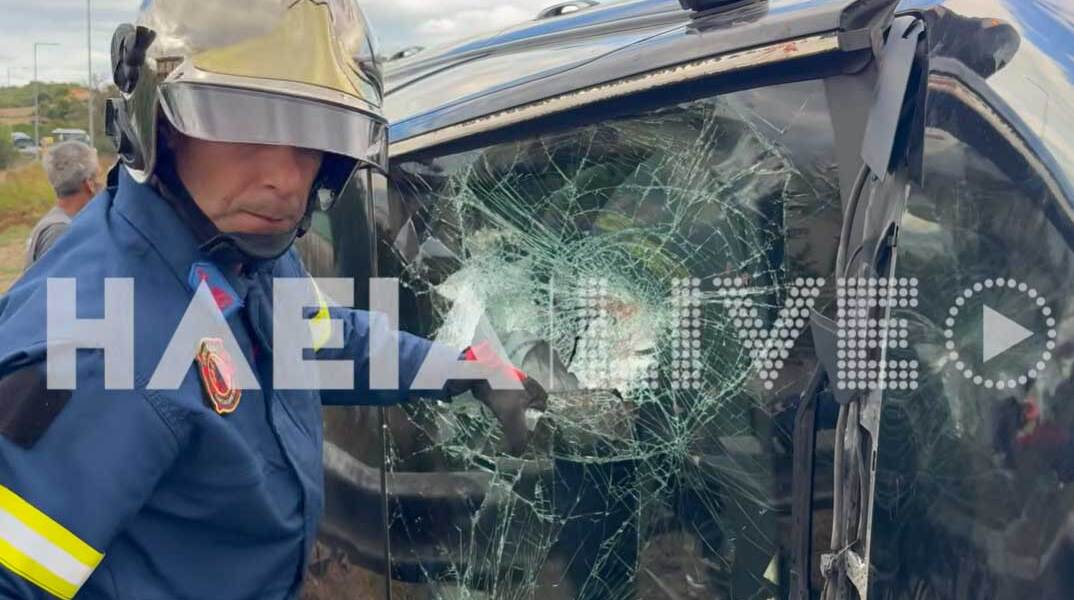 Πυροσβέστης επιχειρεί σε τροχαίο στην Ηλεία