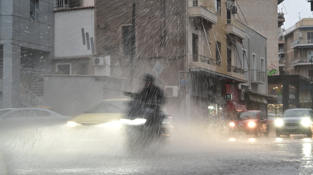 Καταιγίδα και άτομο σε μηχανάκι εν μέσω αυτής
