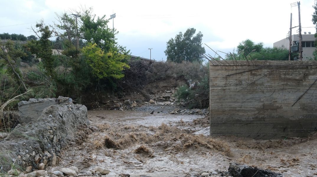 Μήνυμα 112 στο Ηράκλειο για έντονα καιρικά φαινόμενα από Παρασκευή βράδυ έως Σάββατο - Οι πολίτες καλούνται να περιορίσουν τις μετακινήσεις 