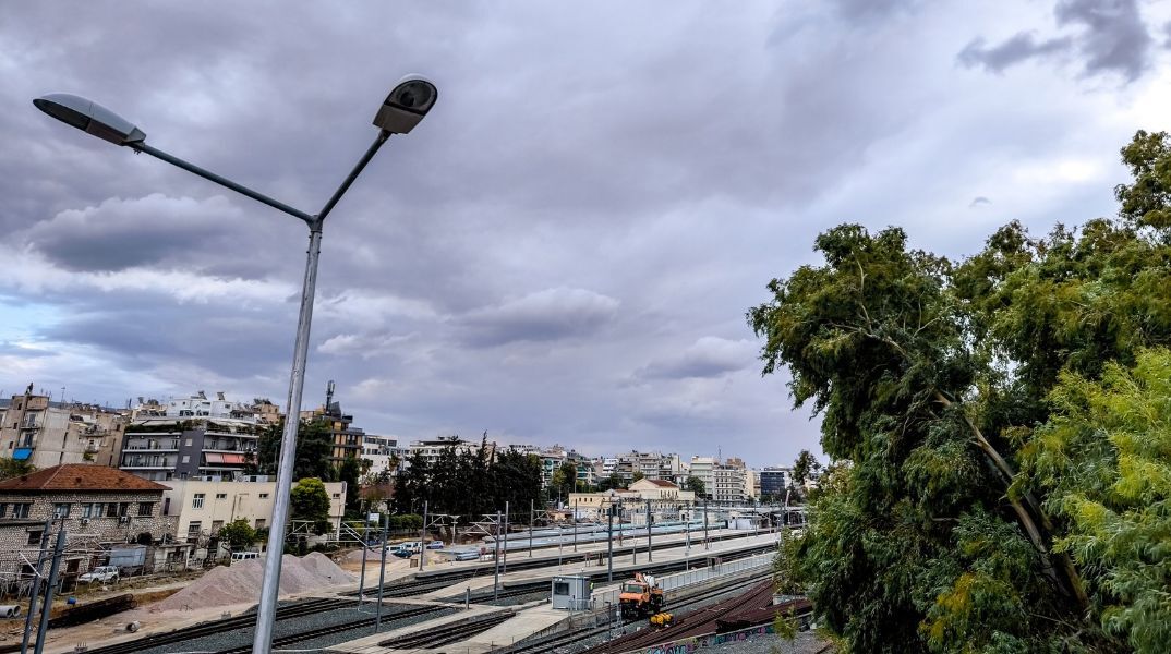 Σε 34 επεμβάσεις προχώρησε η Πυροσβεστική στην Αττική λόγω των ισχυρών ανέμων - Στην Κρήτη σημειώθηκαν 31 κλήσεις για βροχοπτώσεις.