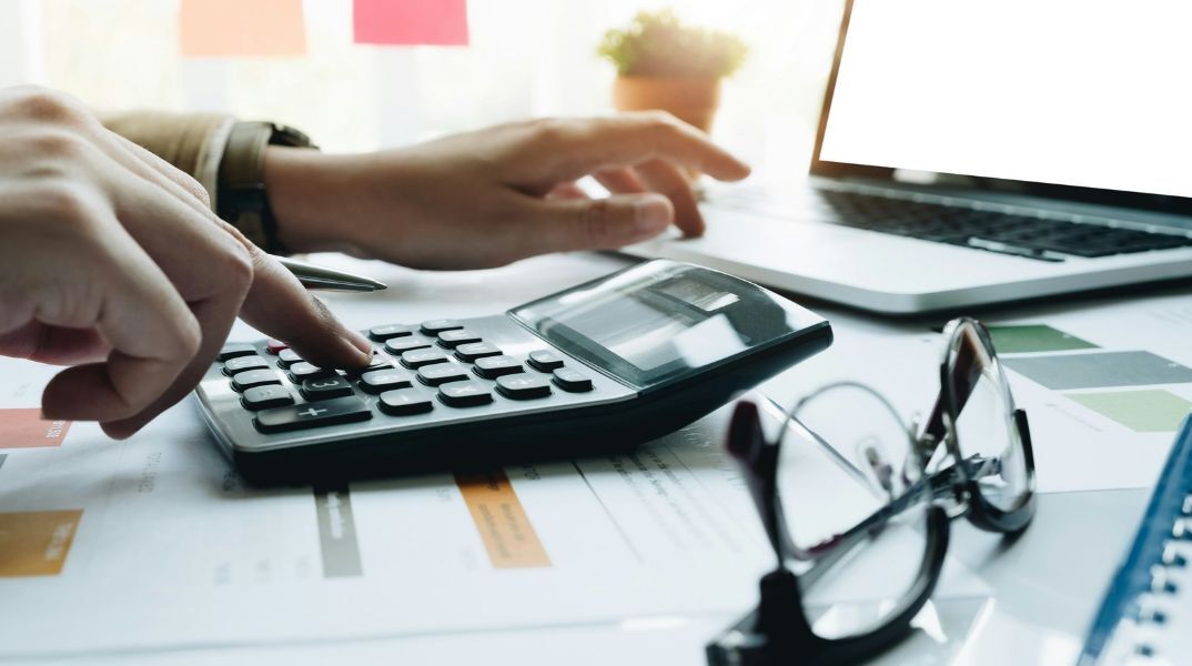 Έως και κατά 50% μειώνονται τα πρόστιμα της Εφορίας για όσους αποδέχονται τα αποτελέσματα ελέγχου, ανάλογα με το στάδιο της υπόθεσης.