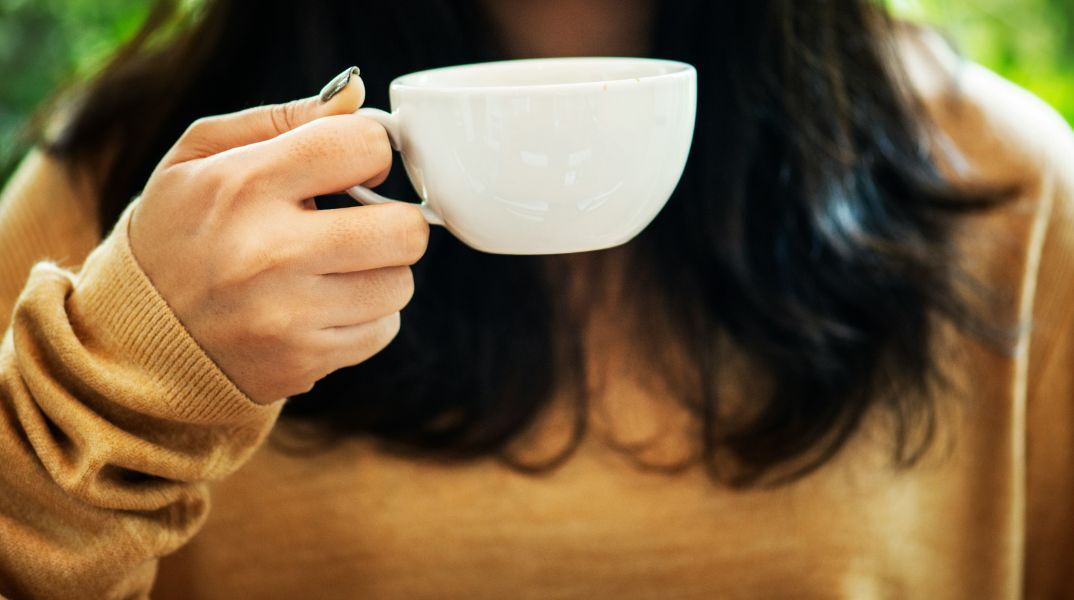 Ανθεκτική παραμένει η ελληνική αγορά καφέ, με τους καταναλωτές να περιορίζουν τις εξόδους και να επενδύουν σε οικιακό εξοπλισμό και espresso.