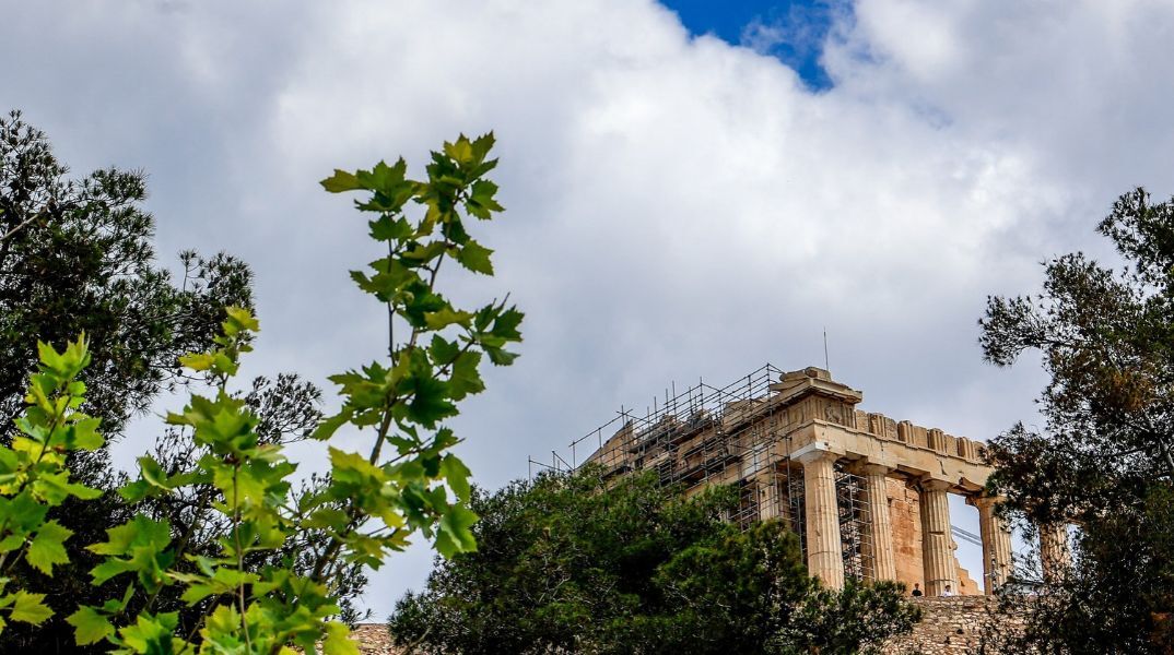 Ο καιρός σήμερα: Τοπικές βροχές στα ανατολικά, καταιγίδες σε Κρήτη και Δωδεκάνησα, πτώση θερμοκρασίας και θυελλώδεις βοριάδες έως 8 μποφόρ.