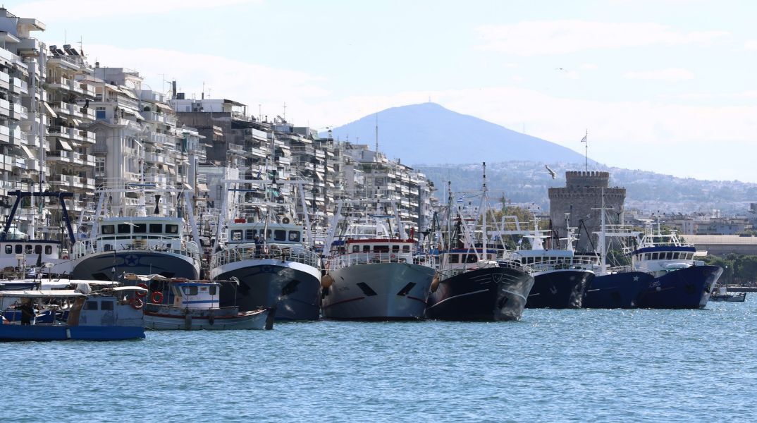 Σε αποκλεισμό του λιμανιού Θεσσαλονίκης προχωρούν οι αλιείς, με δεκάδες σκάφη στον Θερμαϊκό να διαμαρτύρονται για το κόστος πετρελαίου.