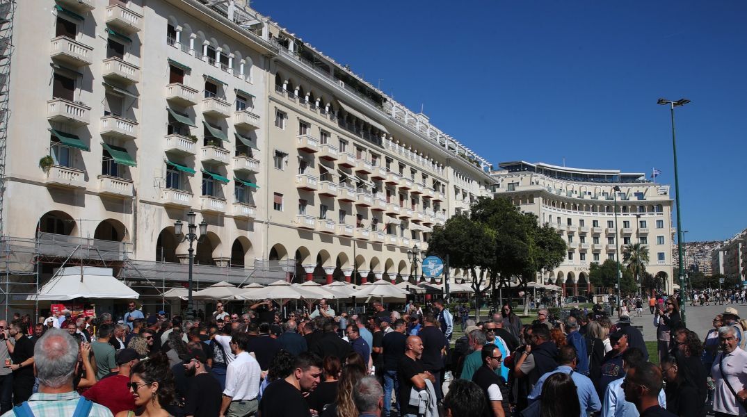 Συμβολικό αποκλεισμό της Λεωφόρου Νίκης στη Θεσσαλονίκη πραγματοποίησαν αλιείς - Διεκδικούν φθηνότερο πετρέλαιο και λύσεις στα προβλήματά τους.