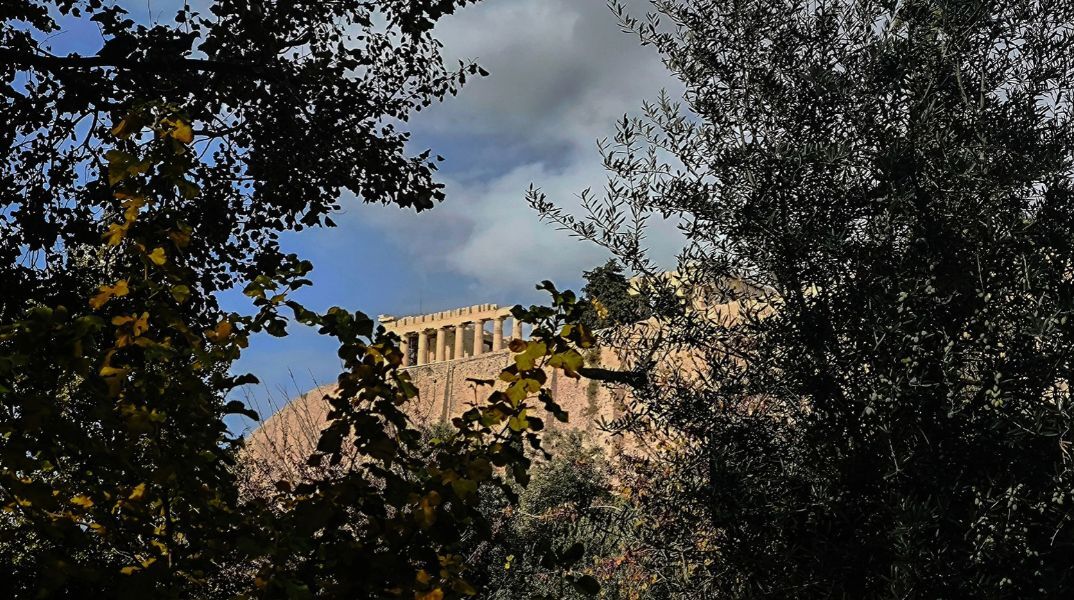 Ο καιρός σήμερα: Βροχές και καταιγίδες σε Κρήτη και Δωδεκάνησα, ισχυροί άνεμοι στο Αιγαίο και μικρή άνοδος θερμοκρασίας.