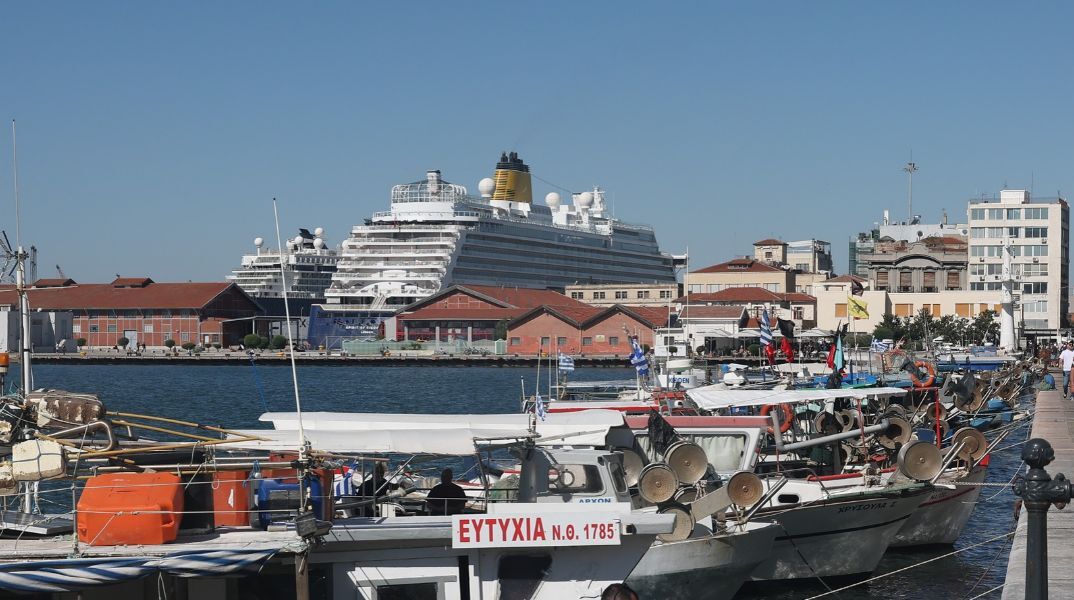Αλιείς στη Θεσσαλονίκη μπλόκαραν φορτηγά με τουρκικά ψάρια στη Νέα Μηχανιώνα - Κλιμακώνουν τις κινητοποιήσεις - Ζητούν μείωση κόστους πετρελαίου 