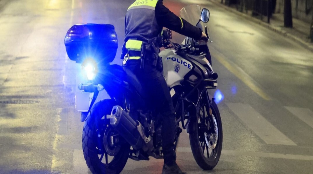 Τροχονόμος πάνω σε μηχανή