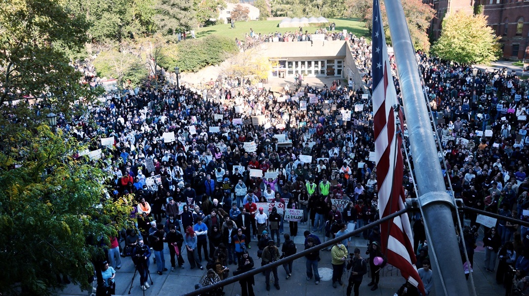 Πανεπιστήμιο Κορνέλ: Διαδηλώσεις από φοιτητές που ζητούν την παραίτηση του πρύτανη και εξωτερική έρευνα