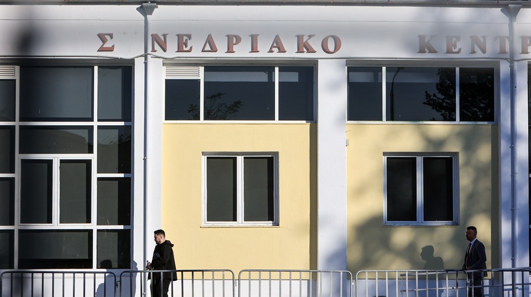Το συνεδριακό κέντρο όπου πραγματοποιείται η δίκη για τα Τέμπη