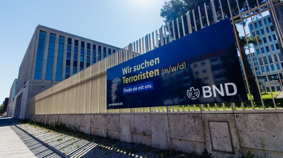 Συνελήφθη στη Γερμανία ο πρώην αρχηγός της BND, Άουγκουστ Χάνινγκ, κατηγορούμενος για αγορά και μεταπώληση απόρρητων κρατικών εγγράφων.