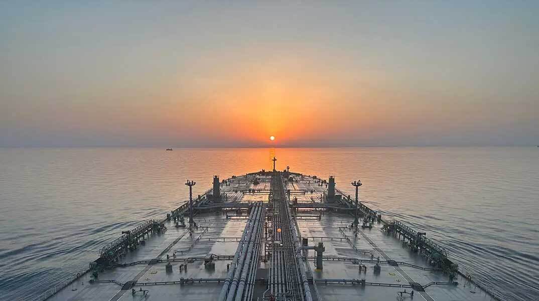 Τάνκερ με πετρέλαιο κατευθύνεται στα Στενά του Ορμούζ