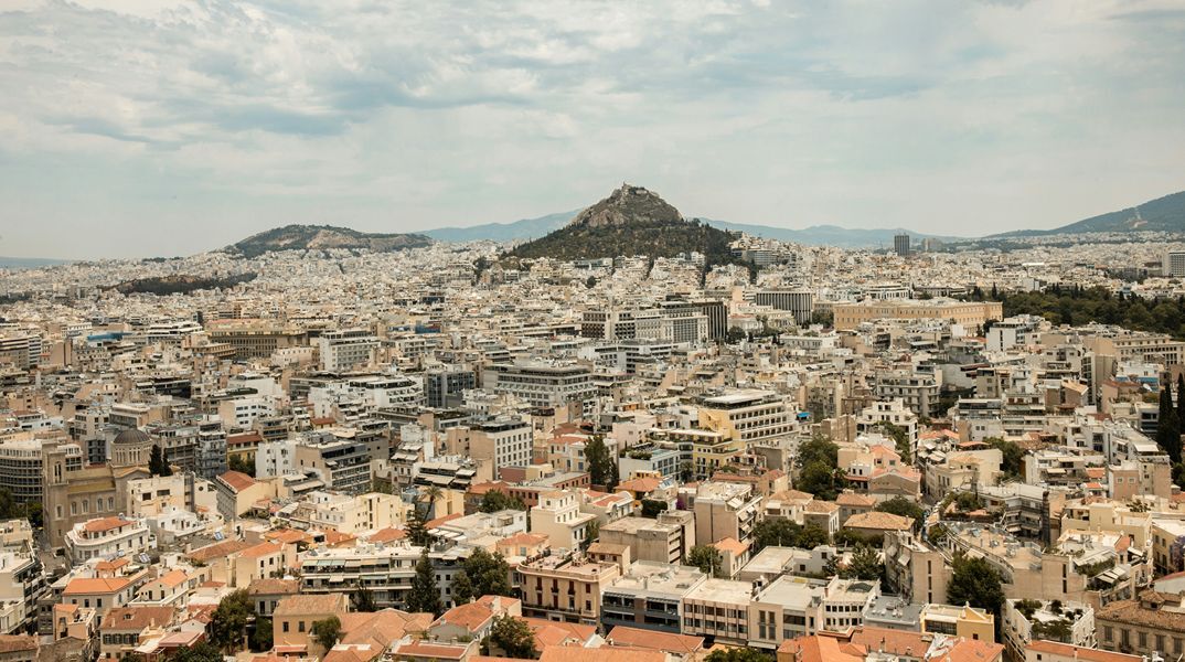 Δημοσκόπηση Metron Analysis: Πώς βλέπουν οι Έλληνες την Αθήνα - Πολιτισμός, άγχος και υψηλό κόστος ζωής