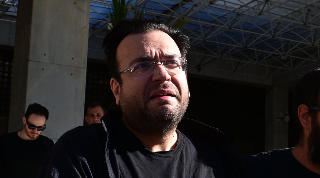 Λιποθύμησε στη ΓΑΔΑ ο Φίλιππος Καμπούρης – Μεταφέρεται στο «Γεννηματάς»